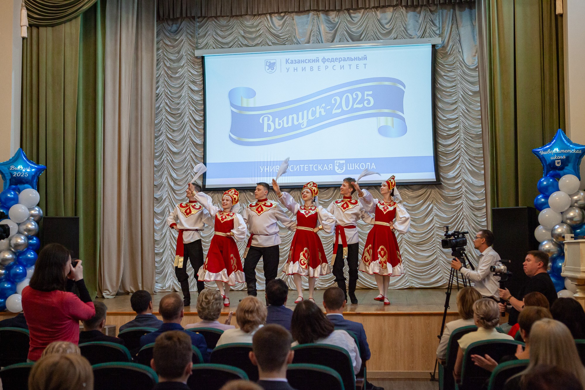 Выпускникам школы КФУ 'Университетская' торжественно вручили медали Выпускникам школы КФУ 'Университетская' торжественно вручили медали