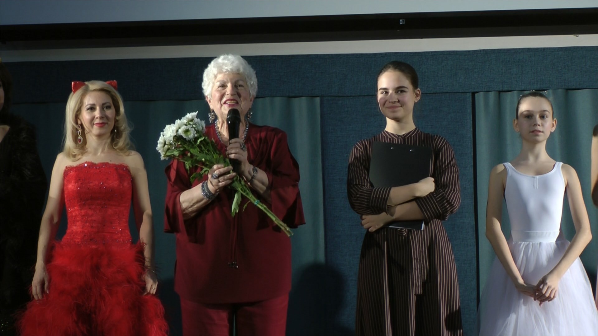 'Идёт направо - песнь заводит, налево - сказку говорит...' 'Идёт направо - песнь заводит, налево - сказку говорит...'