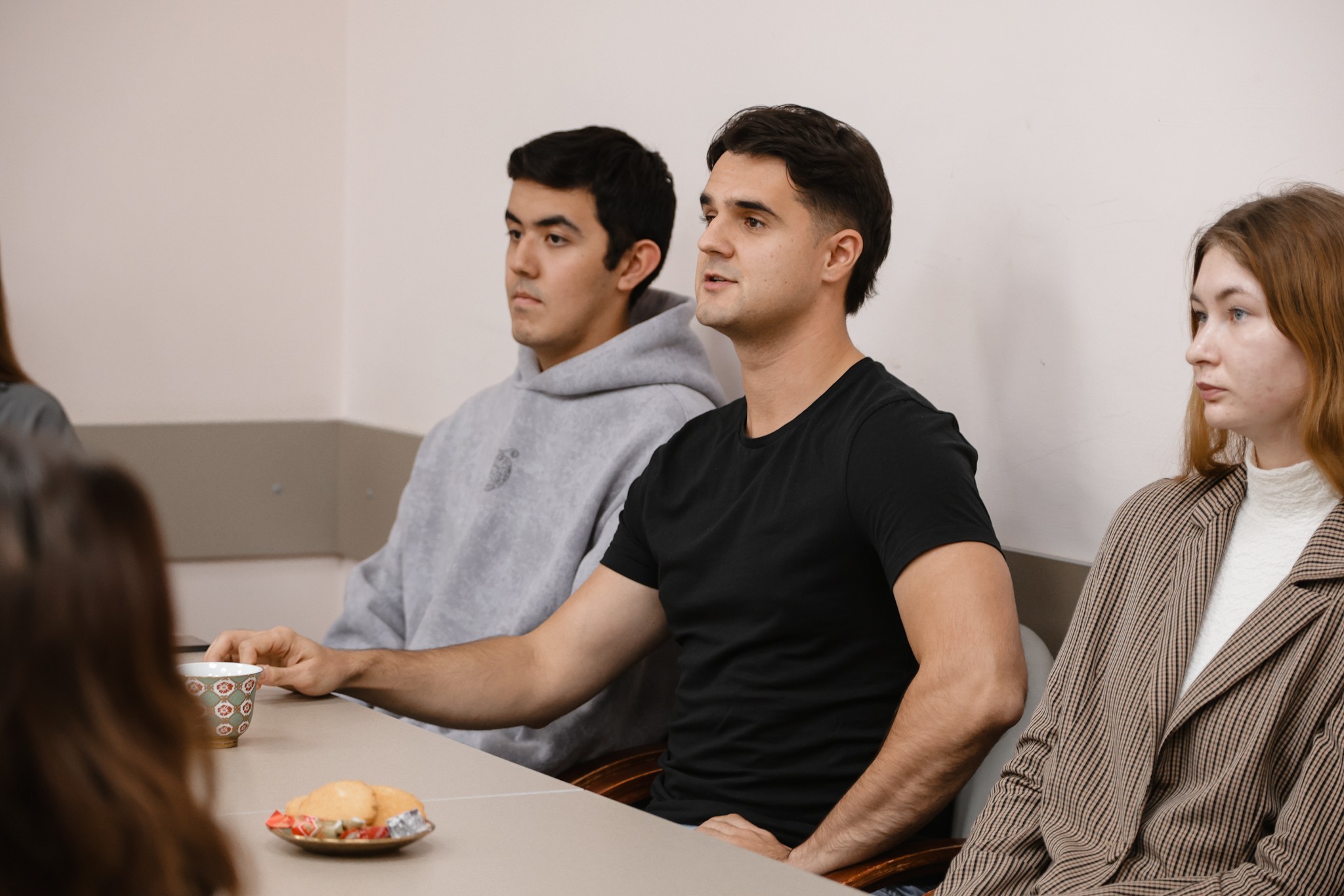 Участники реализуемой КФУ программы развития языков встретились с проректором Тимирханом Алишевым Участники реализуемой КФУ программы развития языков встретились с проректором Тимирханом Алишевым