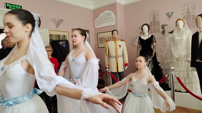 Вальс жизни в доме Левушки Толстого Вальс жизни в доме Левушки Толстого