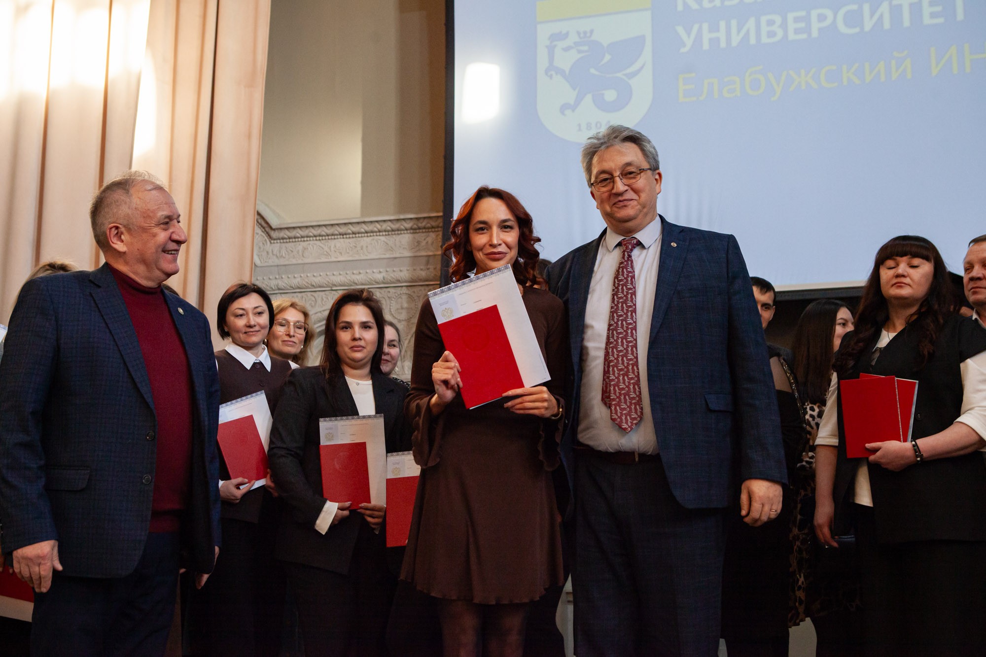 В Елабужском институте КФУ прошло торжественное вручение дипломов выпускникам магистратуры В Елабужском институте КФУ прошло торжественное вручение дипломов выпускникам магистратуры