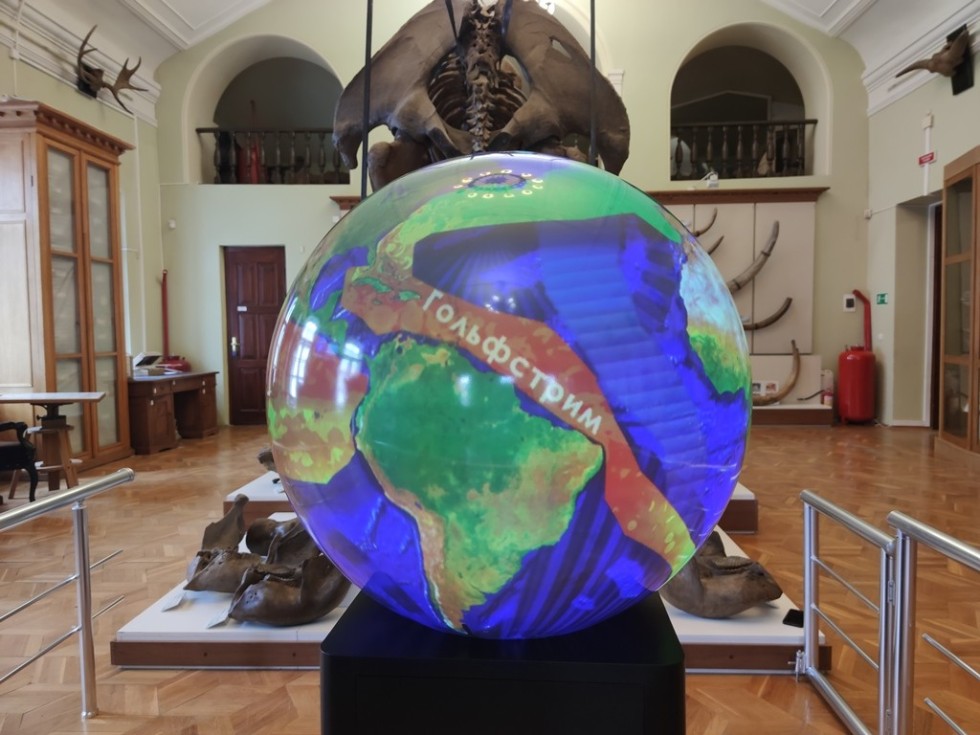 Kazan University Geological Museum acquires a multimedia globe