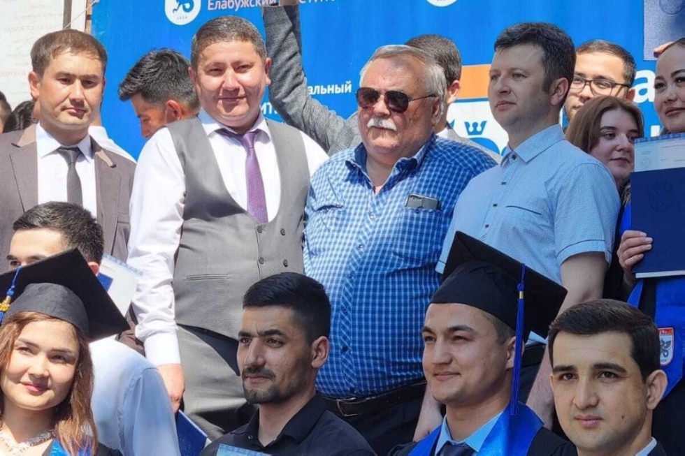 Два дня праздник - вручение дипломов Два дня праздник - вручение дипломов