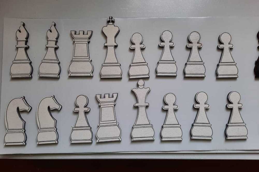 Участники СКТБ 'Эврика' изготовили комплекты шахмат и шашек для учеников ОШ 'Университетская' ,Елабужский институт КФУ