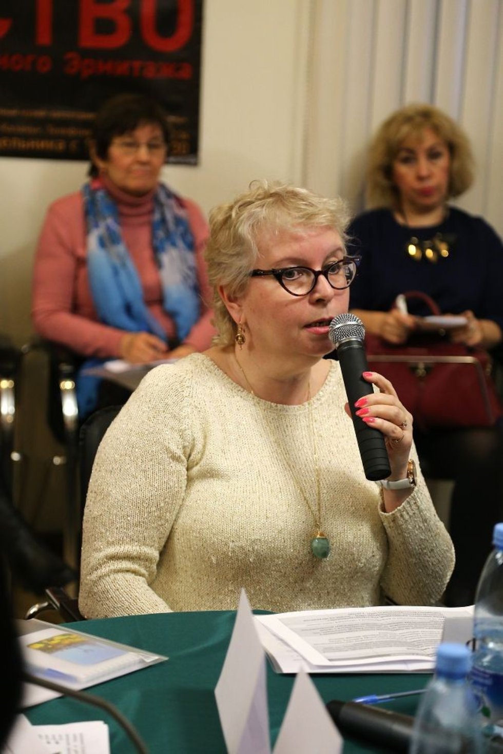 Система общественных ценностей глазами современной женщины: обсуждение и дебаты на круглом столе в Кремле. Система общественных ценностей глазами современной женщины: обсуждение и дебаты на круглом столе в Кремле.