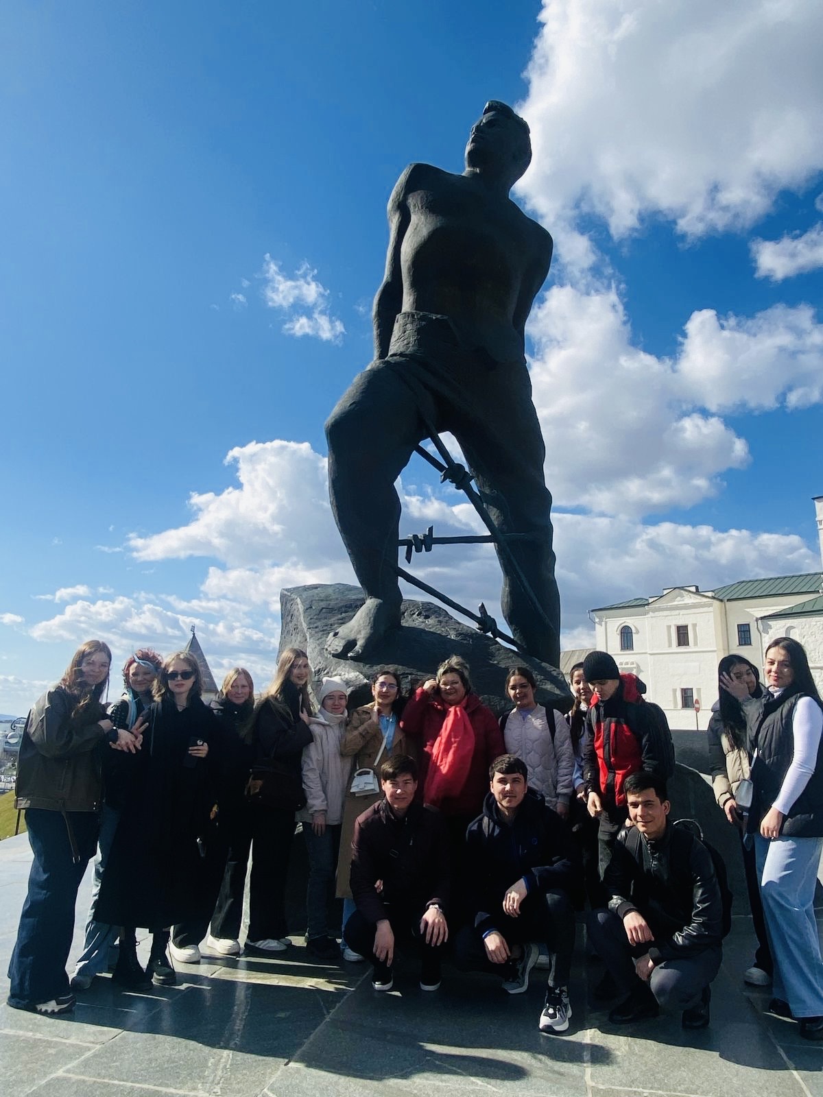 Студенты ИМОИиВ посетили памятник Герою Советского Союза Мусы Джалиля Студенты ИМОИиВ посетили памятник Герою Советского Союза Мусы Джалиля