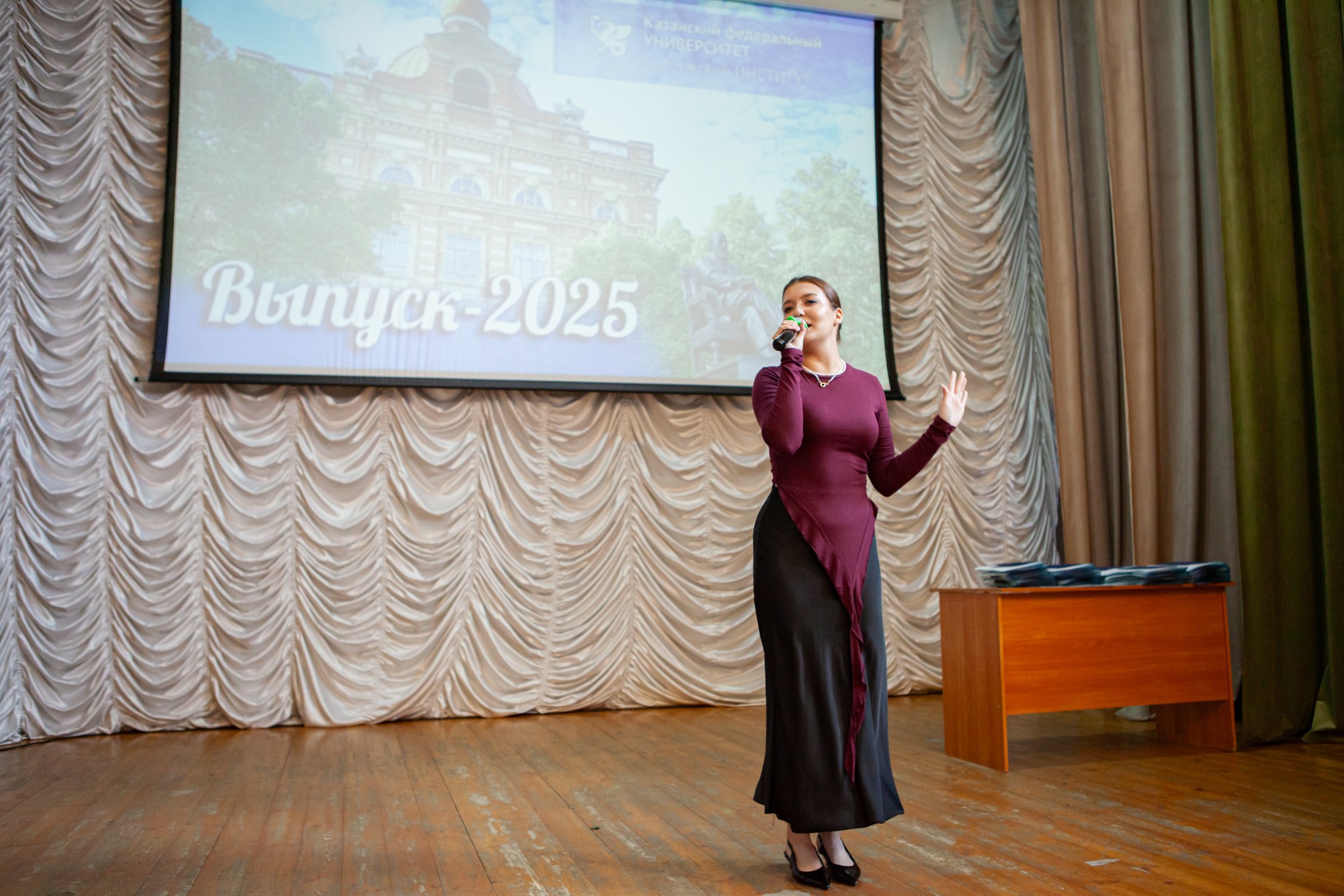 В Елабужском институте КФУ прошли торжественные церемонии вручения дипломов В Елабужском институте КФУ прошли торжественные церемонии вручения дипломов