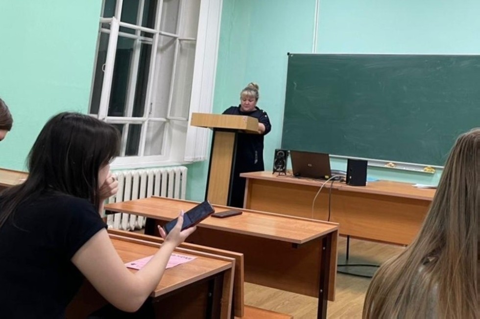 18 ноября куратор групп 1412 и 1417 Нуриева Алеся провела кураторский час в рамках проекта 'Свободные от зависимостей' ,Елабужский институт КФУ