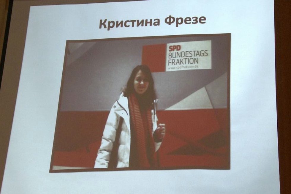 'Изучая новые языки, общаясь и обучая им других людей, мы служим делу мира' 'Изучая новые языки, общаясь и обучая им других людей, мы служим делу мира'