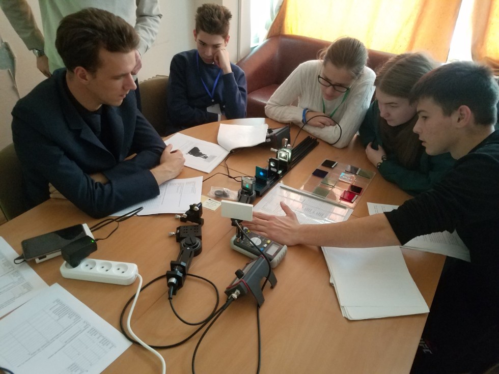 Участники профильной школы 'Открытие талантов' посетили кафедру оптики и нанофотоники Института физики КФУ Участники профильной школы 'Открытие талантов' посетили кафедру оптики и нанофотоники Института физики КФУ