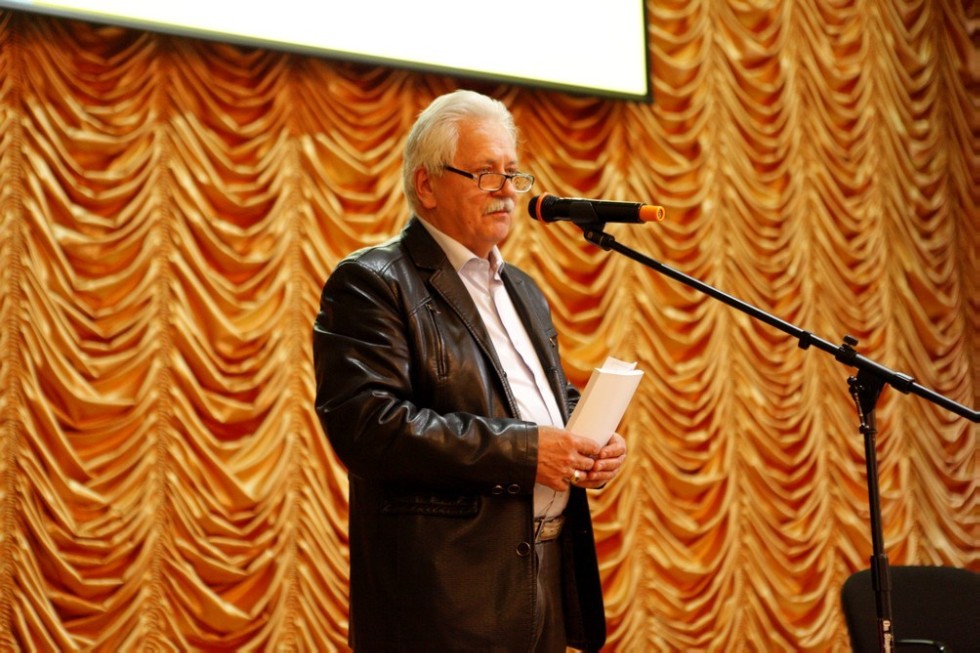 Общество живых поэтов на сцене Елабужского института КФУ Общество живых поэтов на сцене Елабужского института КФУ