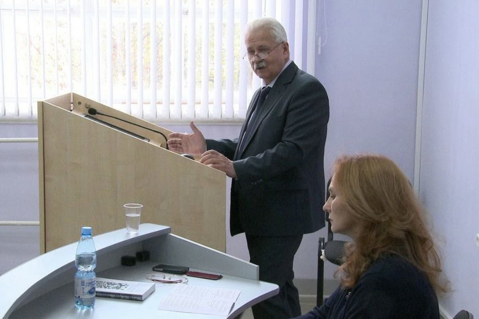 'Изучая новые языки, общаясь и обучая им других людей, мы служим делу мира' 'Изучая новые языки, общаясь и обучая им других людей, мы служим делу мира'