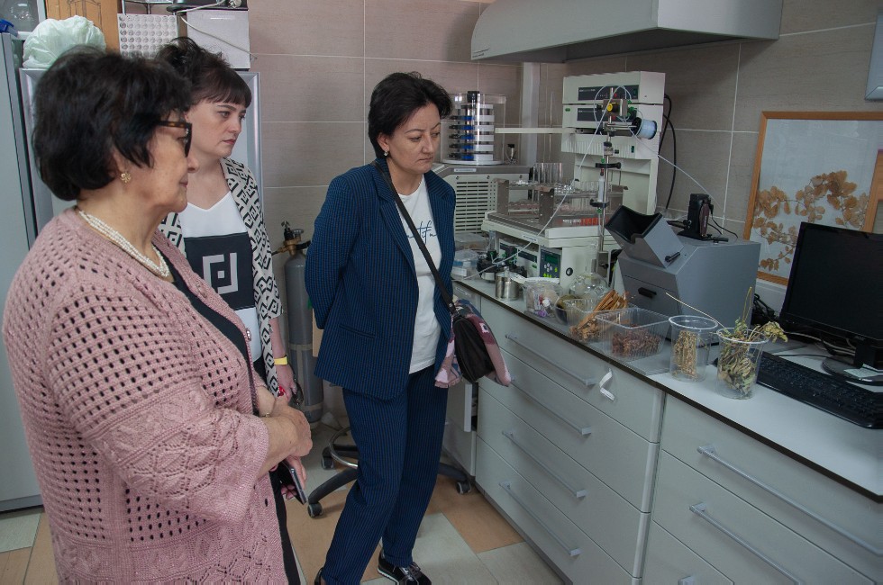 Делегация Ферганского политехнического института Республики Узбекистан посетили научные лаборатории Химического института имени А.М. Бутлерова и кафедру химического образования Делегация Ферганского политехнического института Республики Узбекистан посетили научные лаборатории Химического института имени А.М. Бутлерова и кафедру химического образования