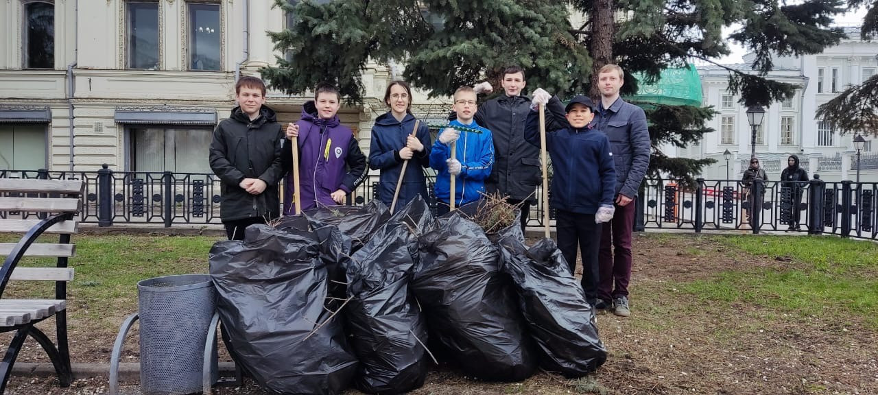 Обучающиеся 6В класса приняли участие в санитарной очистке сквера имени Н.И. Лобачевского ,2021-2022 учебный год, мероприятия