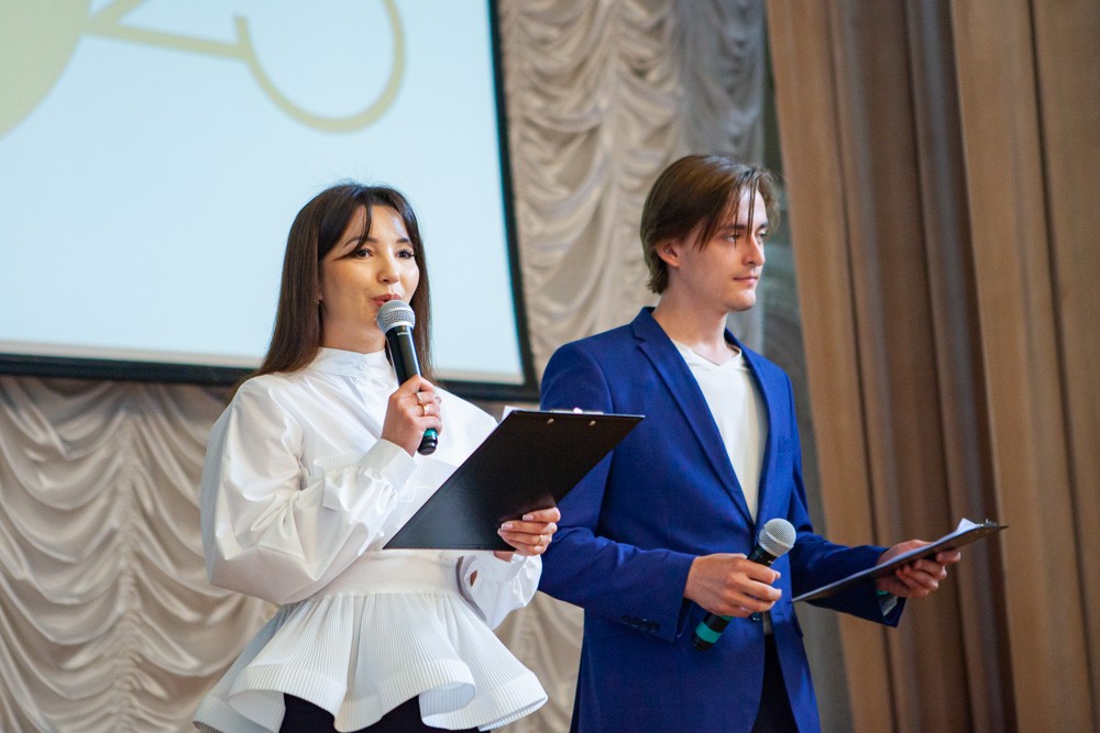 Сегодня в актовом зале Елабужского института Казанского Федерального университета состоялась торжественная линейка 'Учителем быть круто!' Сегодня в актовом зале Елабужского института Казанского Федерального университета состоялась торжественная линейка 'Учителем быть круто!'