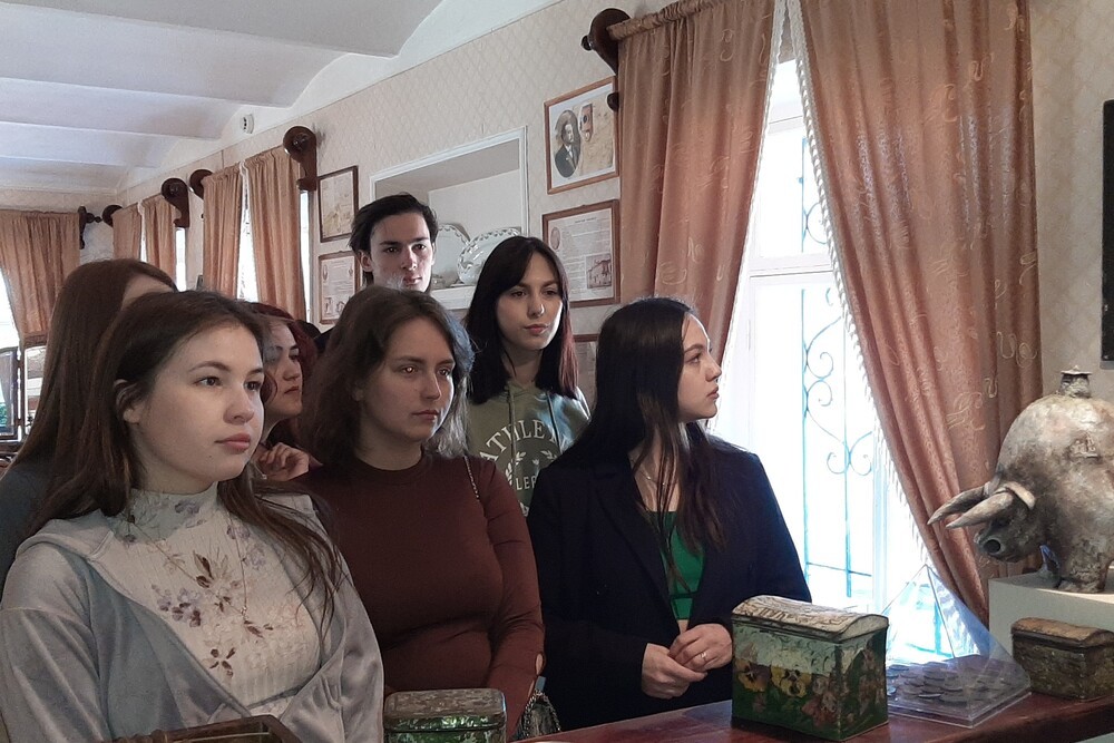 Студенты группы е9316Л отделения иностранных языков посетили музей купечества ЕИ КФУ Студенты группы е9316Л отделения иностранных языков посетили музей купечества ЕИ КФУ