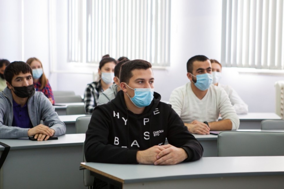 Встреча студентов Елабужского института и учеников 'Университетской' школы с преподавателями из Казани Встреча студентов Елабужского института и учеников 'Университетской' школы с преподавателями из Казани