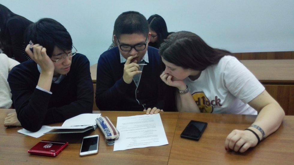 Foreign students didn't not get lost in the Russian street Foreign students didn't not get lost in the Russian street