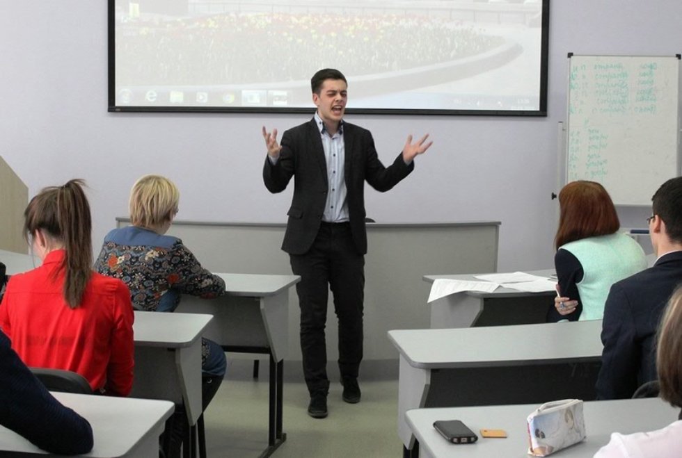 'Я знаю, что много чудесного видит земля...' 'Я знаю, что много чудесного видит земля...'