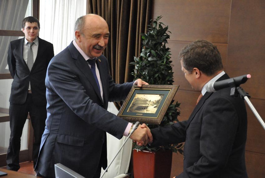 КФУ и компания 'Шлюмберже' подписали соглашение о сотрудничестве КФУ и компания 'Шлюмберже' подписали соглашение о сотрудничестве