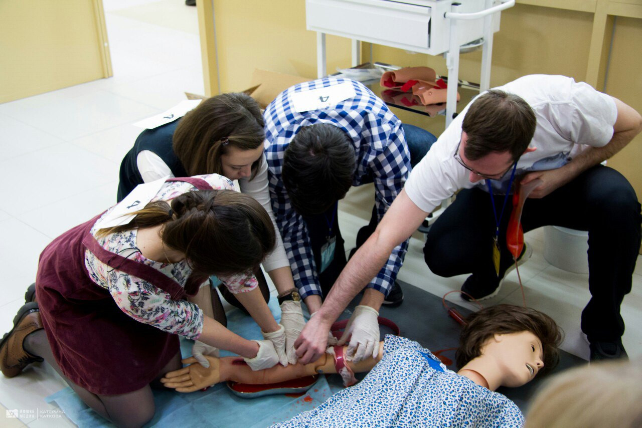 В КФУ провели первый турнир среди студентов по оказанию первой медицинской помощи В КФУ провели первый турнир среди студентов по оказанию первой медицинской помощи