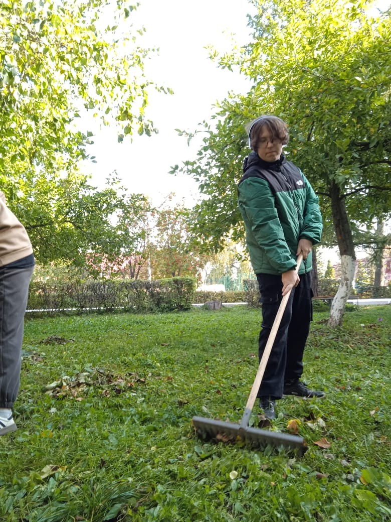 Студенты 2113 группы Елабужского института КФУ вышли на уборку территории Студенты 2113 группы Елабужского института КФУ вышли на уборку территории