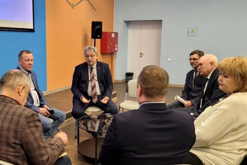 В Елабужском институте КФУ обсудили создание технических классов для школьников В Елабужском институте КФУ обсудили создание технических классов для школьников