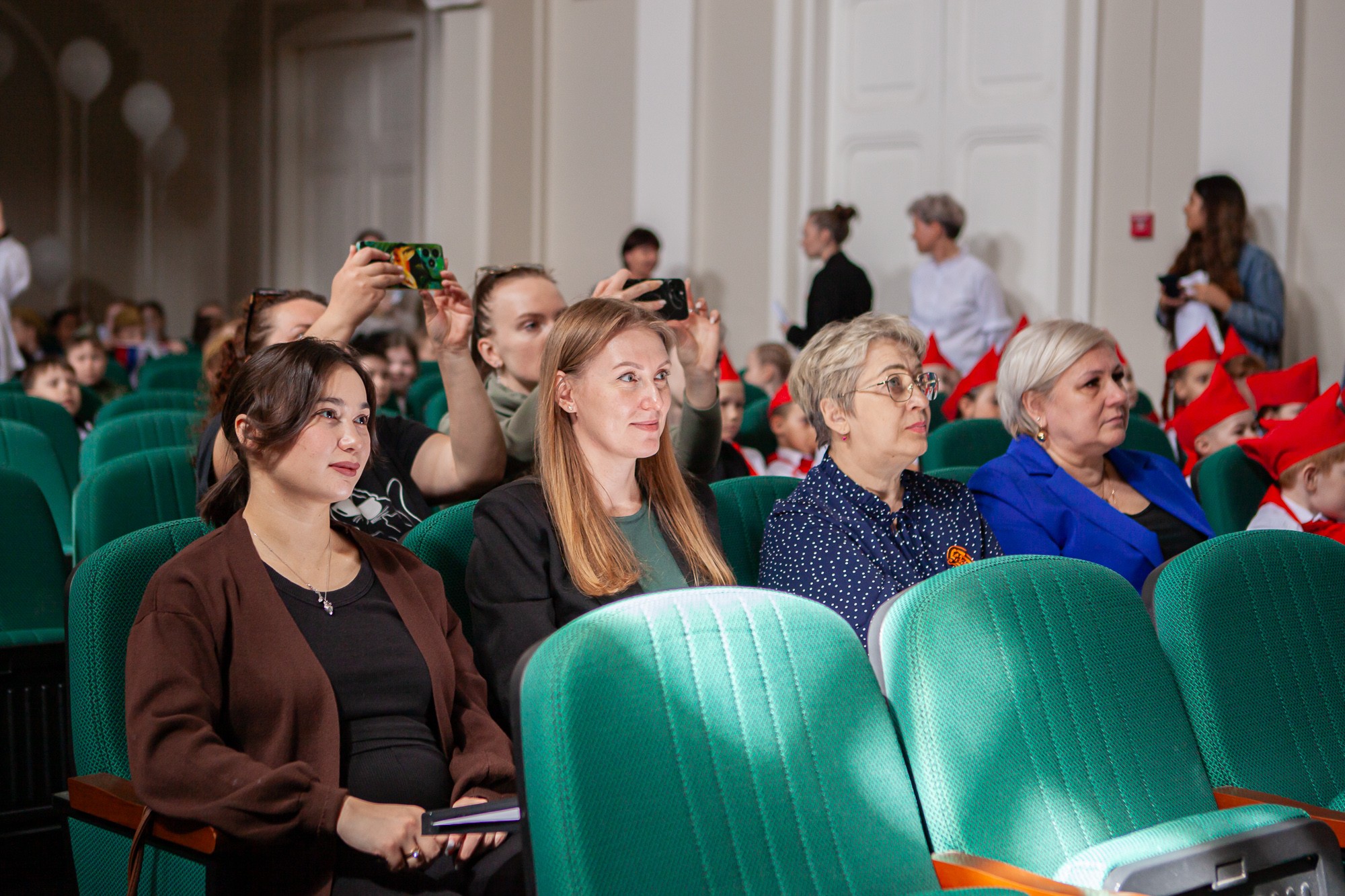 В Елабужском институте прошёл конкурс 'Битва хоров', посвящённый 80-летию Победы в Великой Отечественной войне В Елабужском институте прошёл конкурс 'Битва хоров', посвящённый 80-летию Победы в Великой Отечественной войне