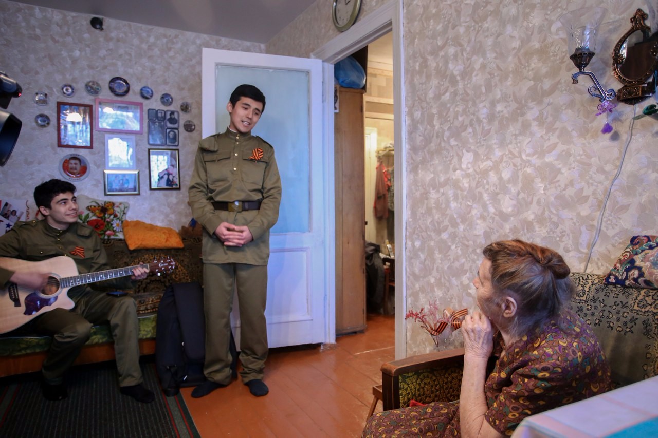 Активисты Добровольческого центра КФУ поздравили ветеранов с Днём Великой Победы! Активисты Добровольческого центра КФУ поздравили ветеранов с Днём Великой Победы!