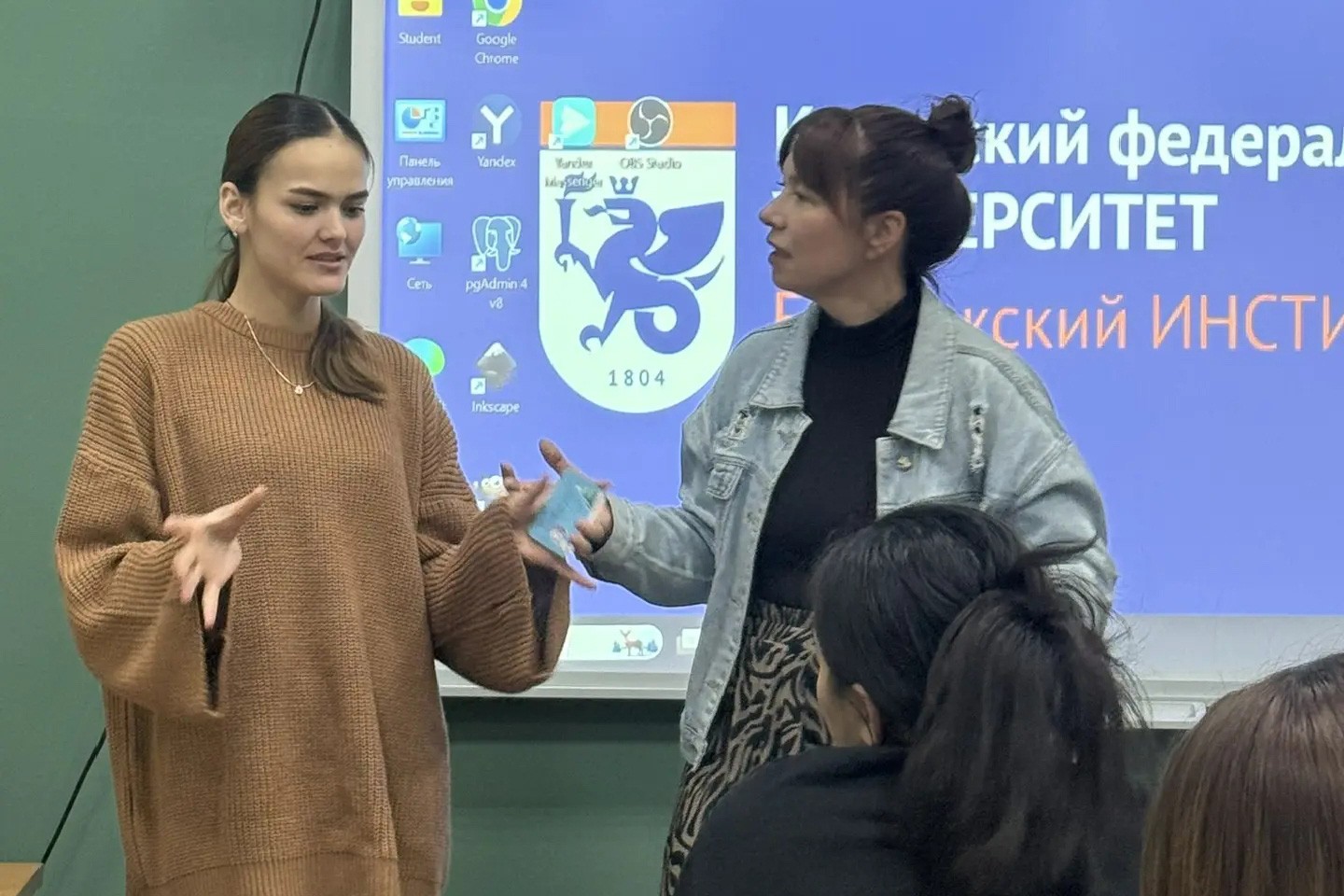 'Елка. Фанты. Мандарины': праздничная встреча в клубе для иностранных студентов 'Елка. Фанты. Мандарины': праздничная встреча в клубе для иностранных студентов