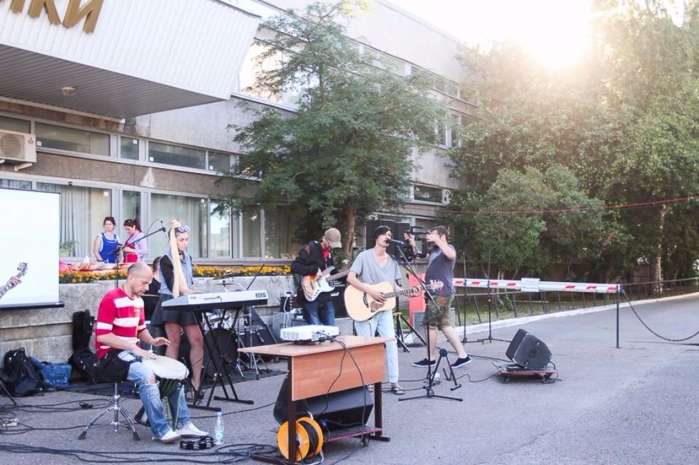 Another Science Night ? Rise of the Machines, Foam Geysers, and Food Safety