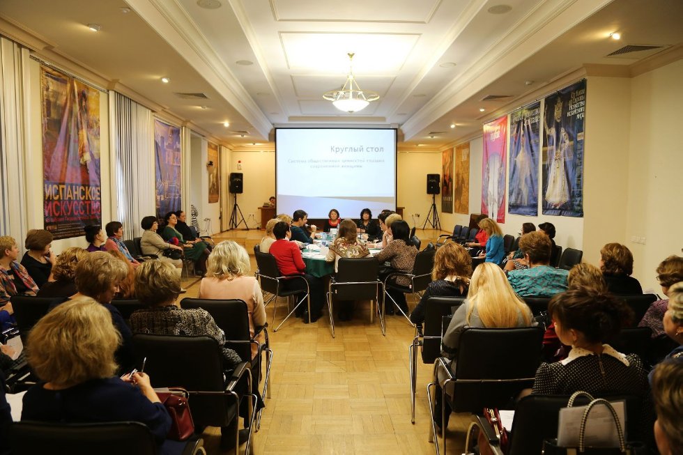 Система общественных ценностей глазами современной женщины: обсуждение и дебаты на круглом столе в Кремле. Система общественных ценностей глазами современной женщины: обсуждение и дебаты на круглом столе в Кремле.