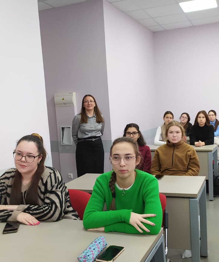 'Хәзерге татар теленең актуаль проблемалары' студентлар фәнни түгәрәге беренче курс студентлары белән очрашты