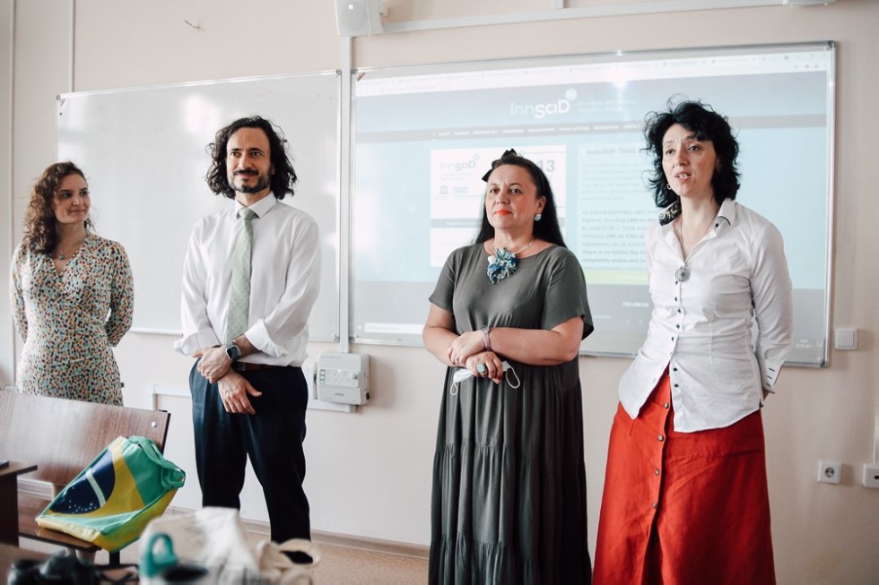 ��������