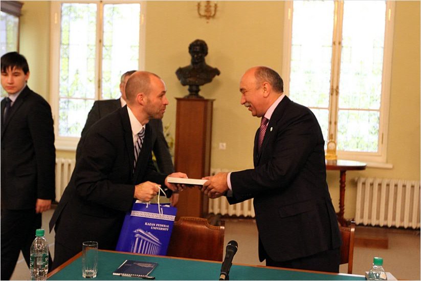 �������