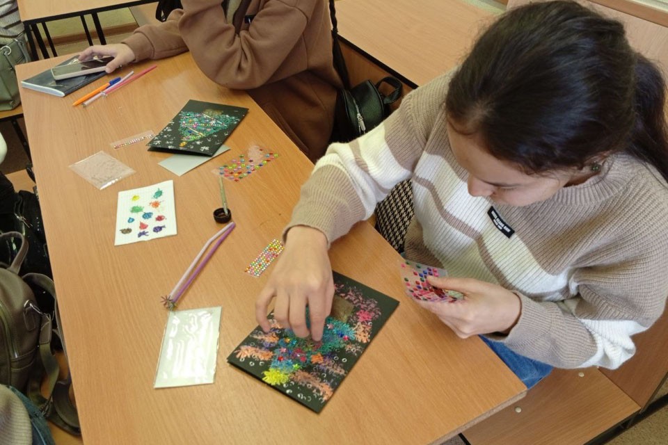 Студенты Елабужского института КФУ создали новогодние картины в необычной технике Студенты Елабужского института КФУ создали новогодние картины в необычной технике