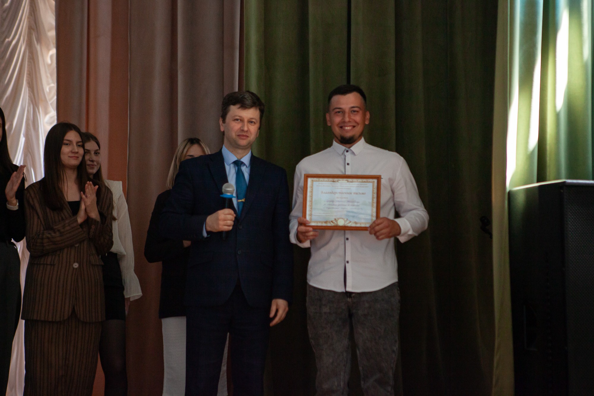 На отделении экономических и юридических наук прозвенел Последний звонок На отделении экономических и юридических наук прозвенел Последний звонок