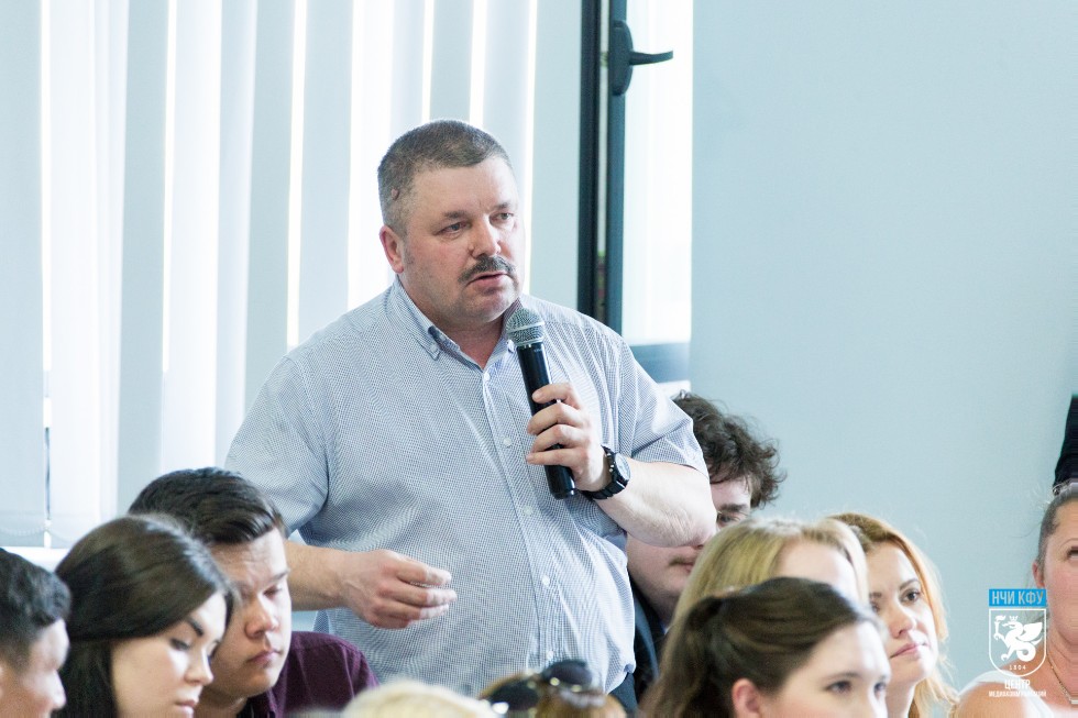 Андрей Максимов: 'Человек сам создаёт тот мир, в котором он живёт' Андрей Максимов: 'Человек сам создаёт тот мир, в котором он живёт'