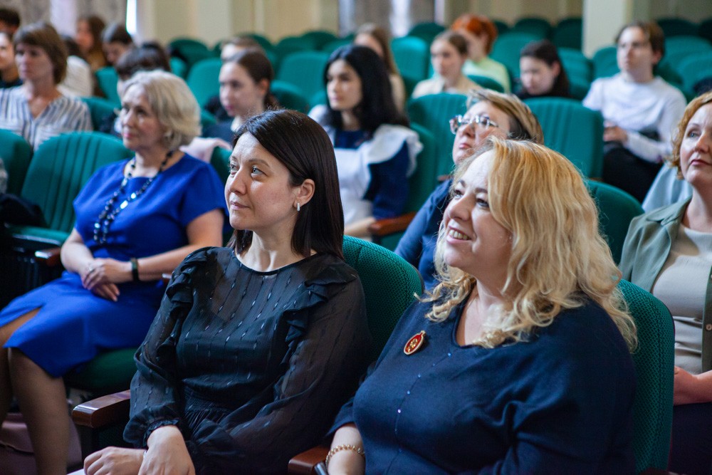 Сегодня в актовом зале Елабужского института Казанского Федерального университета состоялась торжественная линейка 'Учителем быть круто!' Сегодня в актовом зале Елабужского института Казанского Федерального университета состоялась торжественная линейка 'Учителем быть круто!'