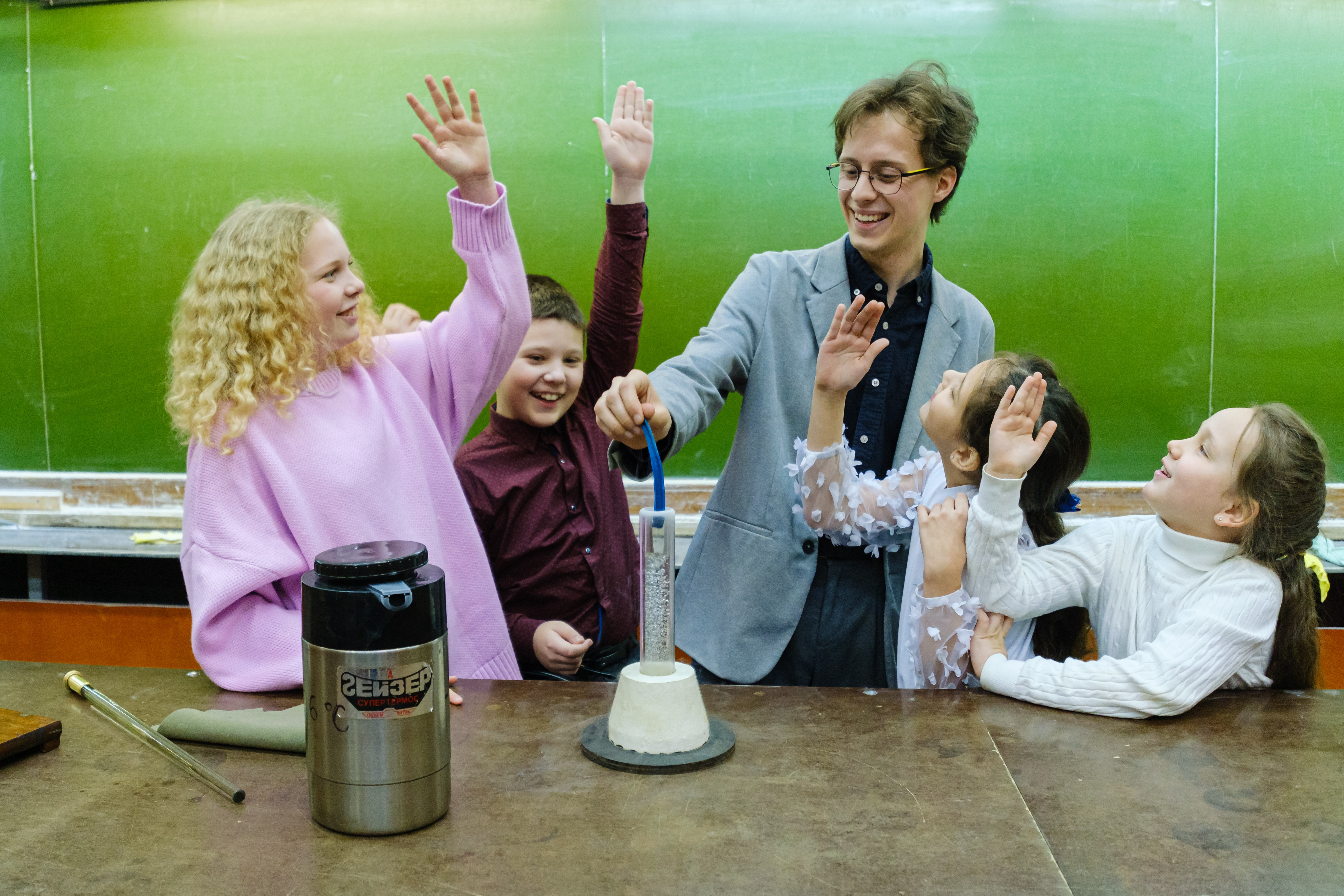 Институтом физики были проведены лабораторные эксперименты для школьников ? юных авторов детских книг Институтом физики были проведены лабораторные эксперименты для школьников ? юных авторов детских книг