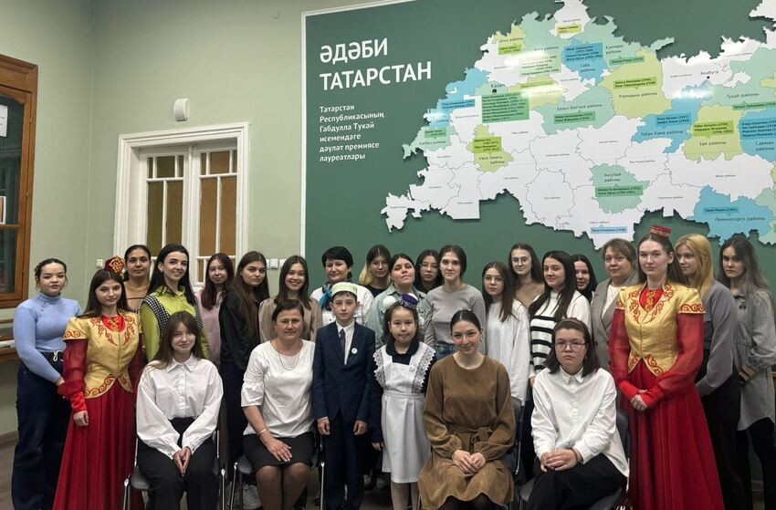 'Тукайга ? чәчәкләр!': праздник поэзии в Елабужском институте КФУ 'Тукайга ? чәчәкләр!': праздник поэзии в Елабужском институте КФУ