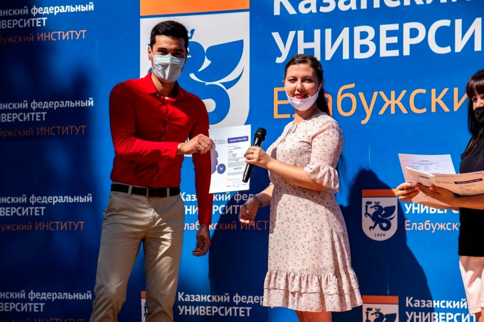 Студентам подготовительного факультета Елабужского института КФУ вручили сертификаты Студентам подготовительного факультета Елабужского института КФУ вручили сертификаты