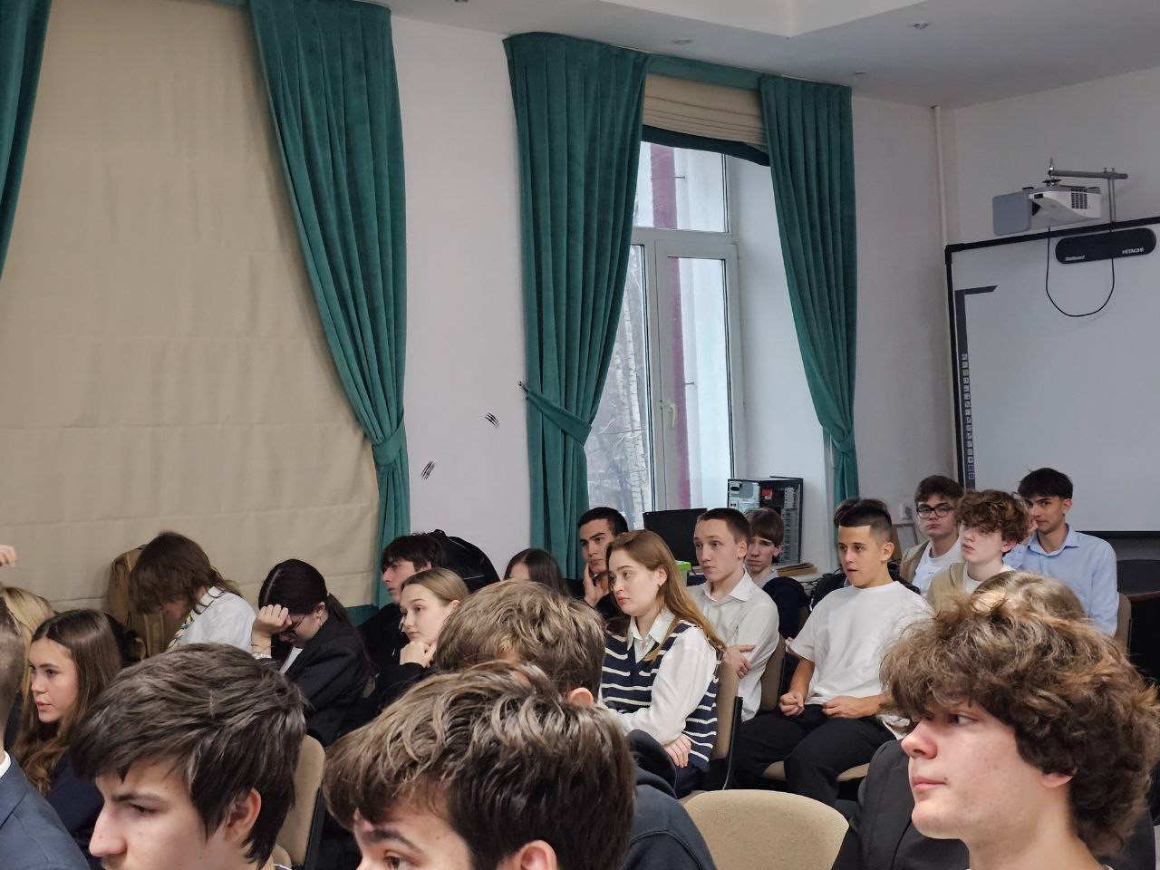 Михаил Абрамский рассказал о своем профессиональном пути учащимся казанского Лицея № 131 Михаил Абрамский рассказал о своем профессиональном пути учащимся казанского Лицея № 131