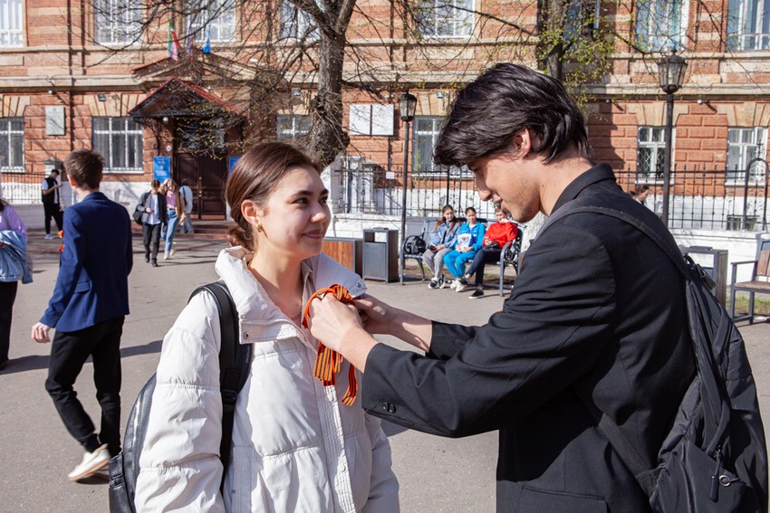 Акцию 'Георгиевская ленточка' провел профком студентов и аспирантов Елабужского института КФУ Акцию 'Георгиевская ленточка' провел профком студентов и аспирантов Елабужского института КФУ
