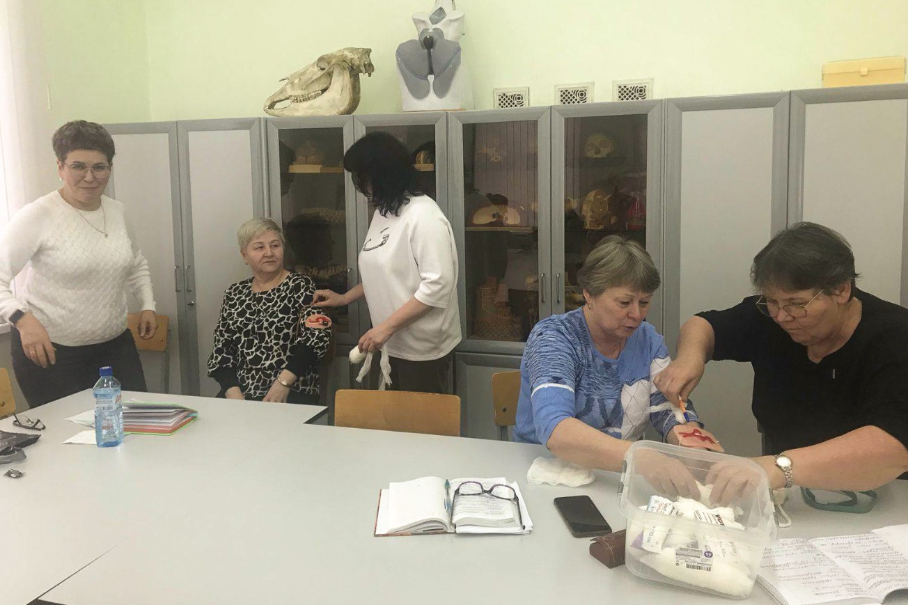 В Елабужском институте КФУ закончились курсы повышения квалификации для учителей по программе 'Формирующее оценивание учебных достижений обучающихся на уроке по ФГОС: методы и инструменты' (куратор канд. пед. наук, доцент Бочкарева Т.Н.). В Елабужском институте КФУ закончились курсы повышения квалификации для учителей по программе 'Формирующее оценивание учебных достижений обучающихся на уроке по ФГОС: методы и инструменты' (куратор канд. пед. наук, доцент Бочкарева Т.Н.).