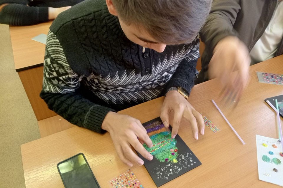 Студенты Елабужского института КФУ создали новогодние картины в необычной технике Студенты Елабужского института КФУ создали новогодние картины в необычной технике