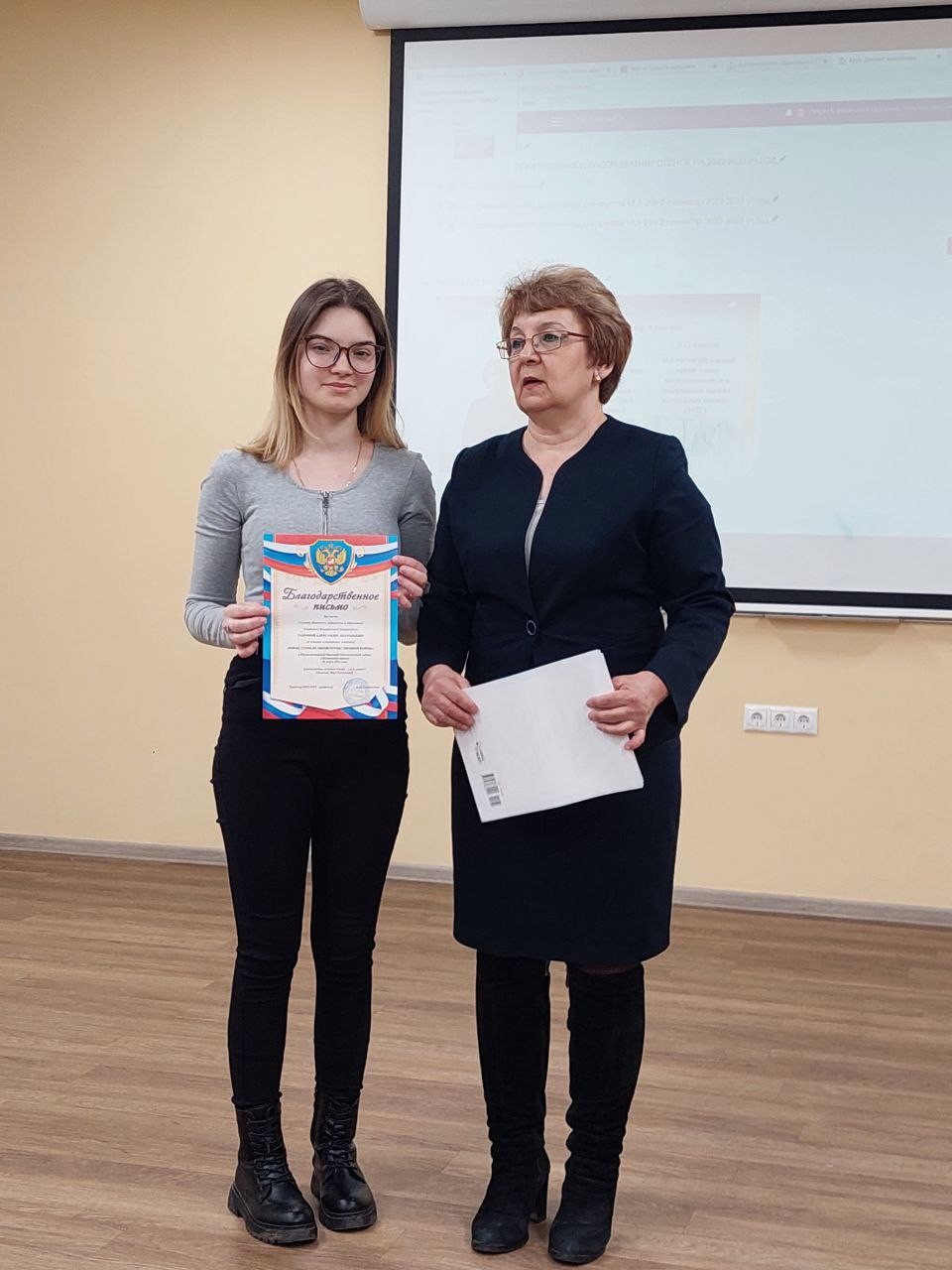 Награждение юных актеров и студентов-наставников детского театра 'Радуга' Награждение юных актеров и студентов-наставников детского театра 'Радуга'