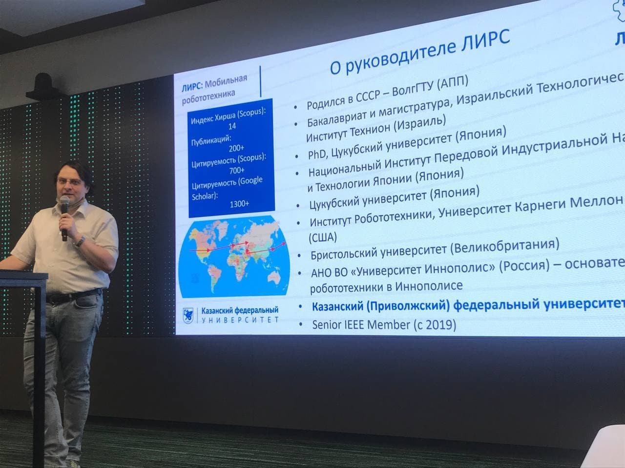 Professor Evgeni Magid delivered a lecture at the opening of a new robotics laboratory at School 21