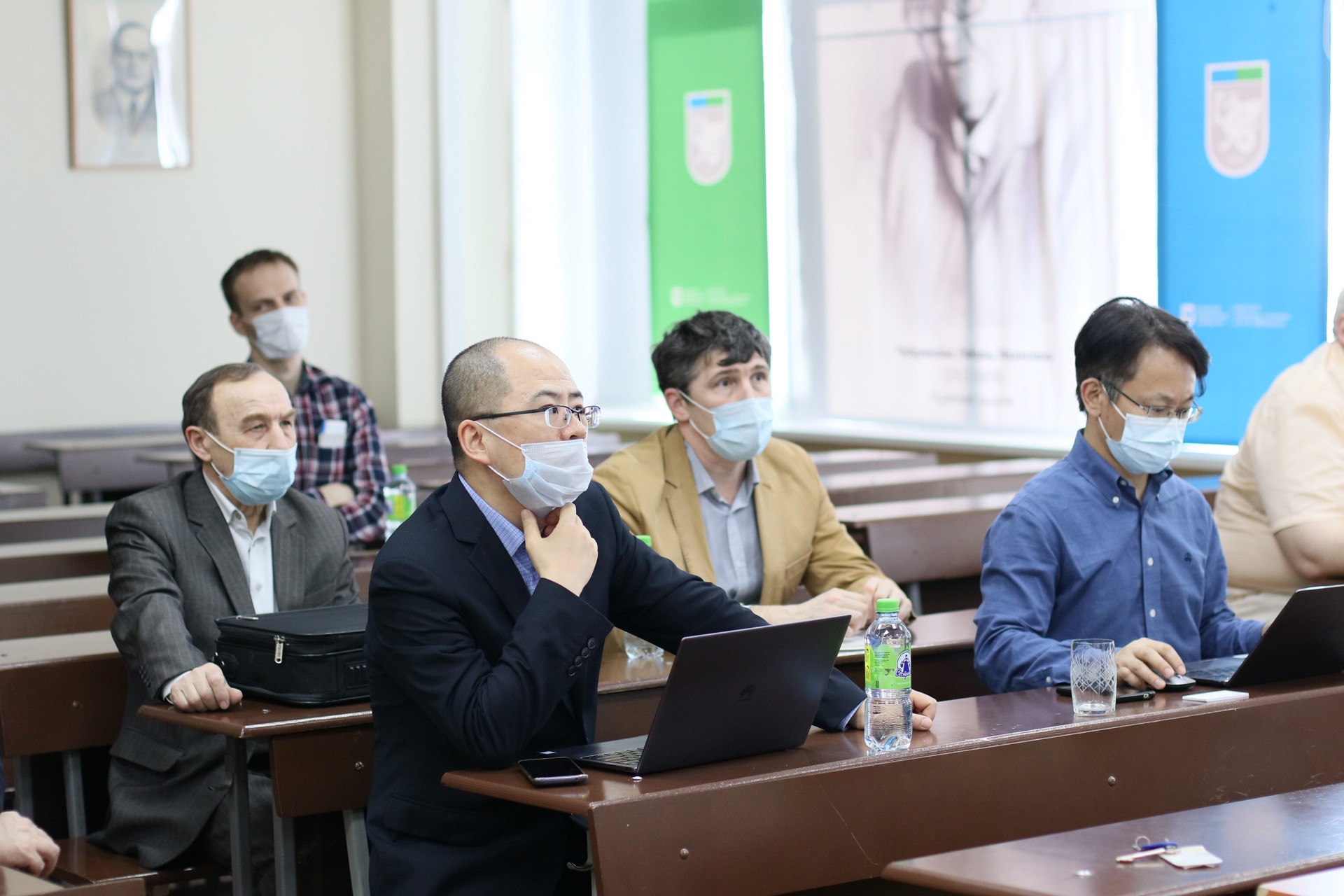 Huawei delegation welcomed by University to talk over further cooperation Huawei delegation welcomed by University to talk over further cooperation