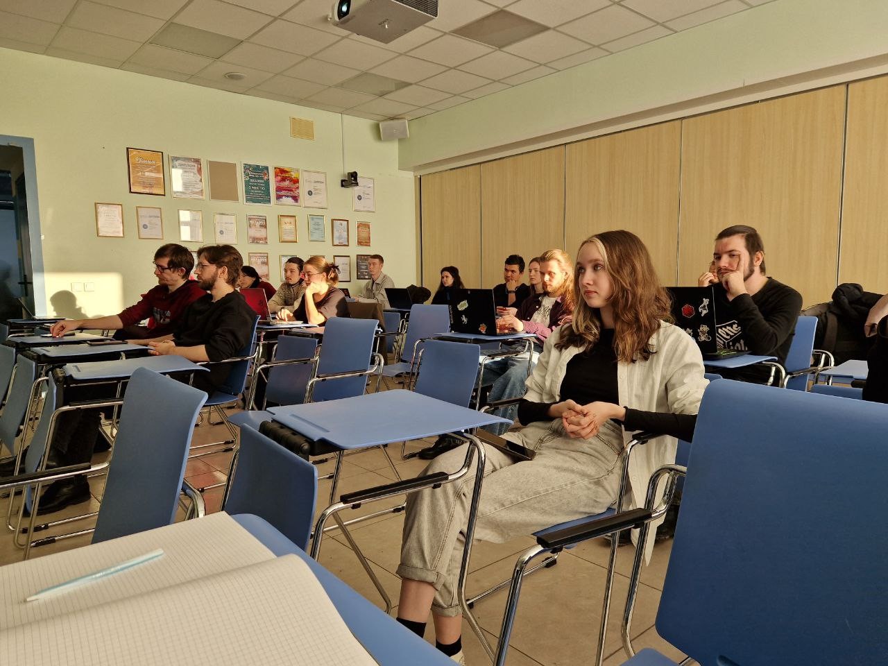 Человек играющий Человек играющий